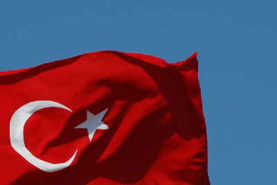Türkische Fahne flattert im Wind