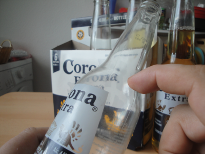 Nahaufnahme einer Flascher des Bieres der Marke Corona Extra