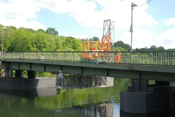 Ruhr-Schwimmbrücke mit Brückenuntersichgerät