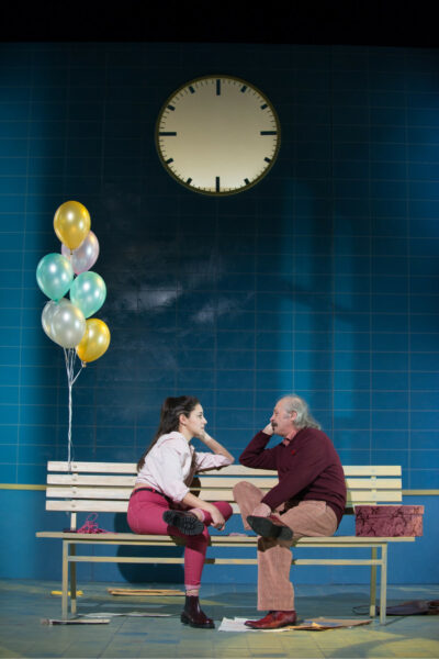 Opa und Enkelin auf einer Bank