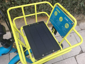 Solarzellenpanel im Fahrradkorb