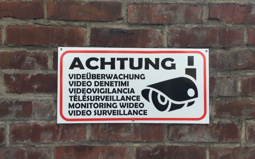 Schild Achtung! Videoüberwachung.
