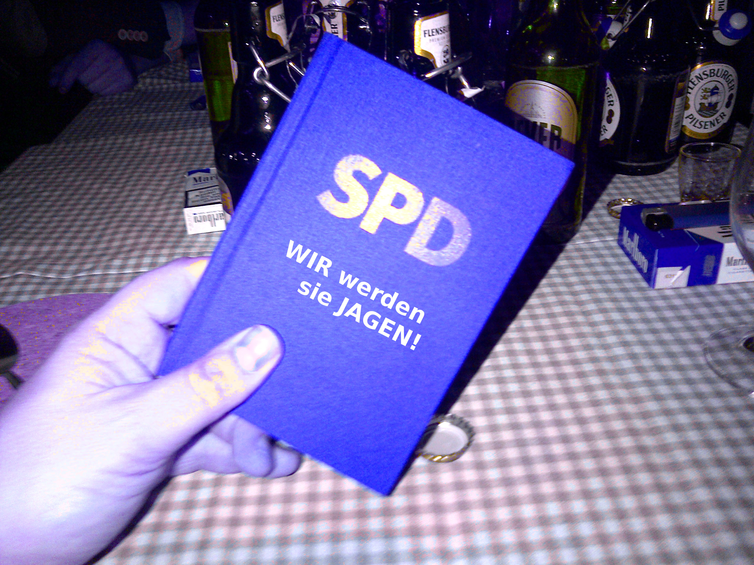 SPD-Parteibuch mit Wir werden sie jagen