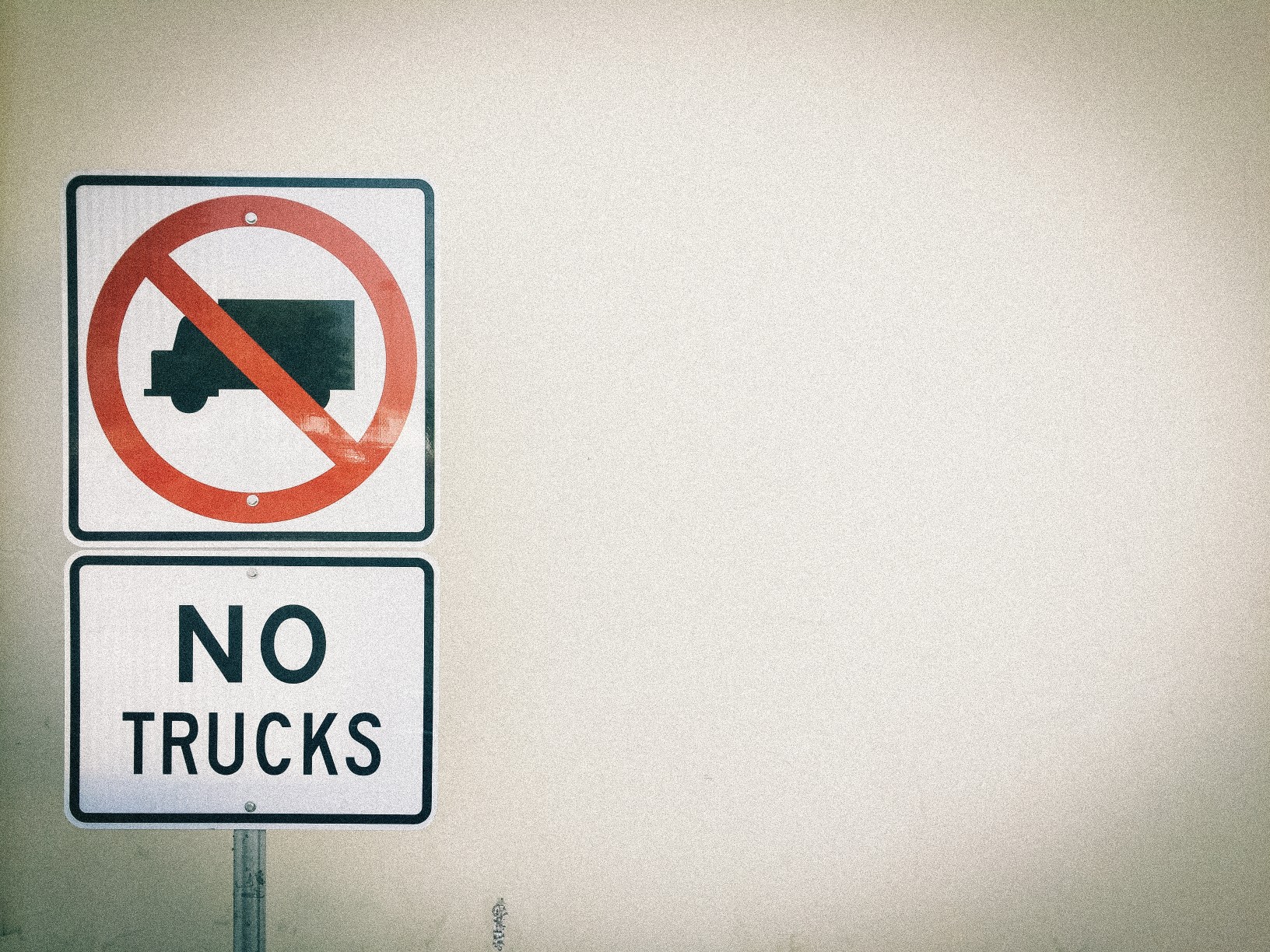 No Trucks - keine Lkw / Fahrverbot