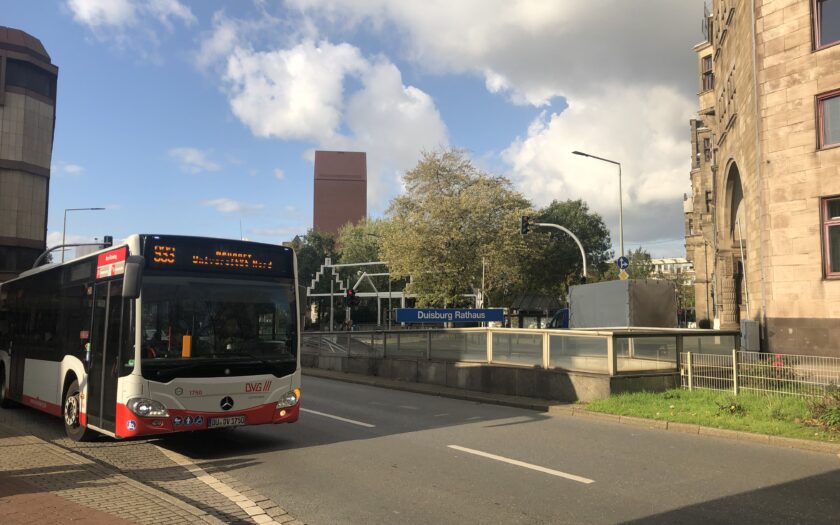Bus der DG an der Haltestelle Rathaus Duisburg