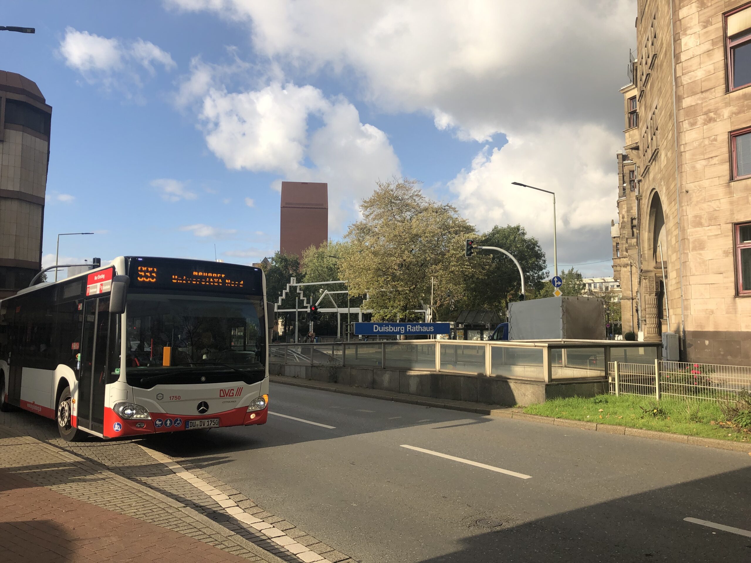 Bus der DG an der Haltestelle Rathaus Duisburg
