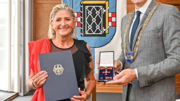 Rita Römert-Steinau erhält das Verdienstkreuz am Bande